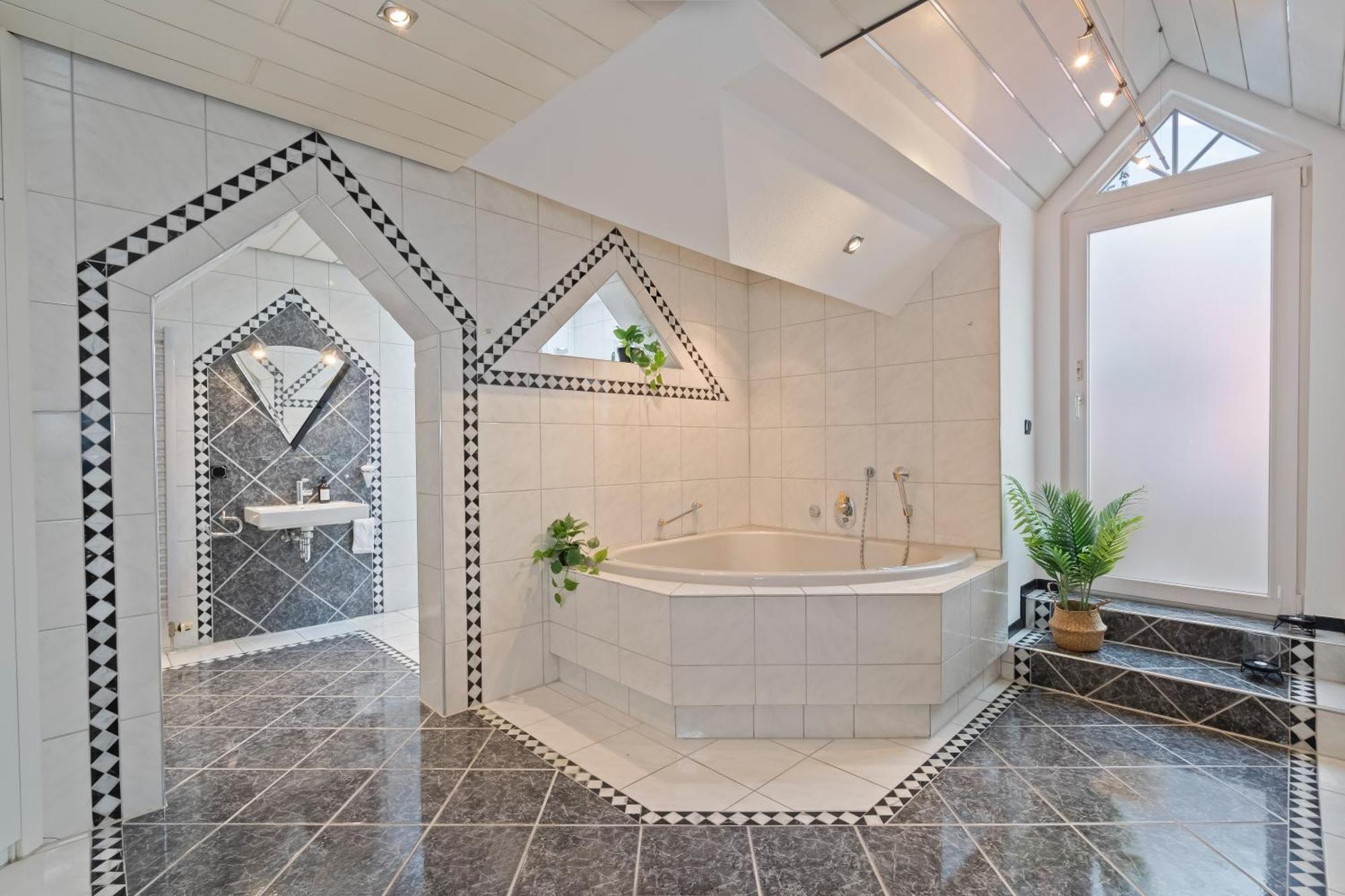 Stadtoase Fulda Mit Flair - Whirlpool, Balkon, 2Xparkplaetze, Highspeed Wlan Экстерьер фото